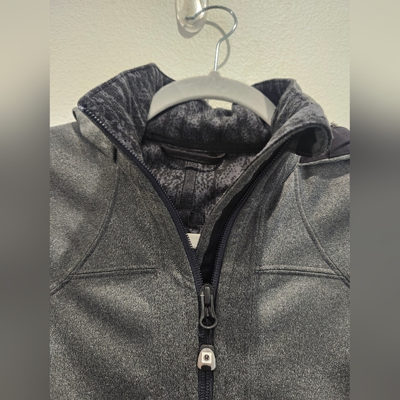 RARE LULULEMON EMBARK SOFTSHELL WATERPROOF JACKET SIZE 4 SMALL - Picture 4 of 9